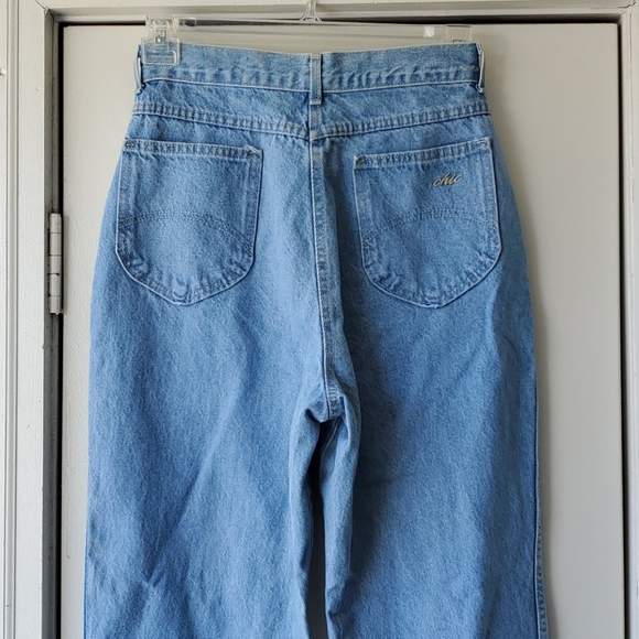 Vintage Chic High Waisted Lightwash Mom Jeans - Picture 6 of 6